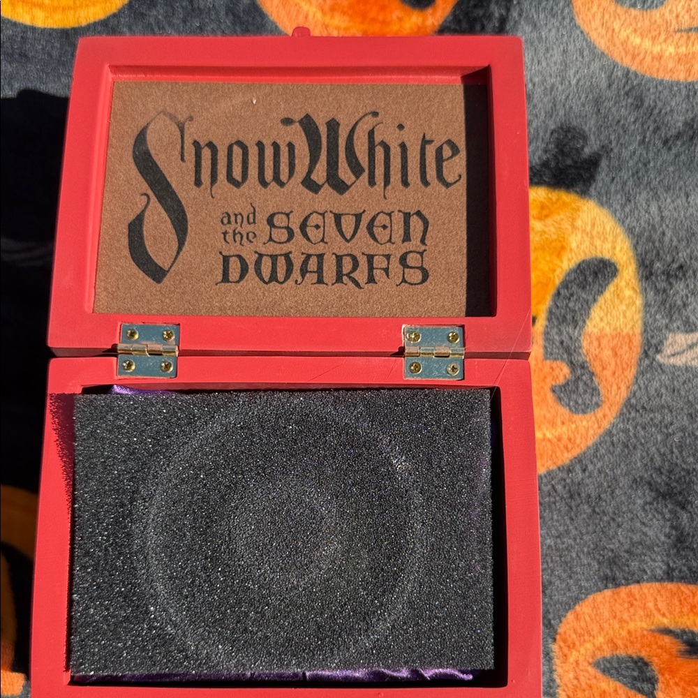 Snow Whites Curse -  Red and Orange Heart Trinket Box - Picture 2 of 4